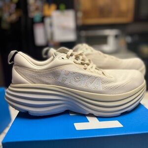 New in Box Men’s Hoka Shoes Size 9.5 Beige Bondi 8